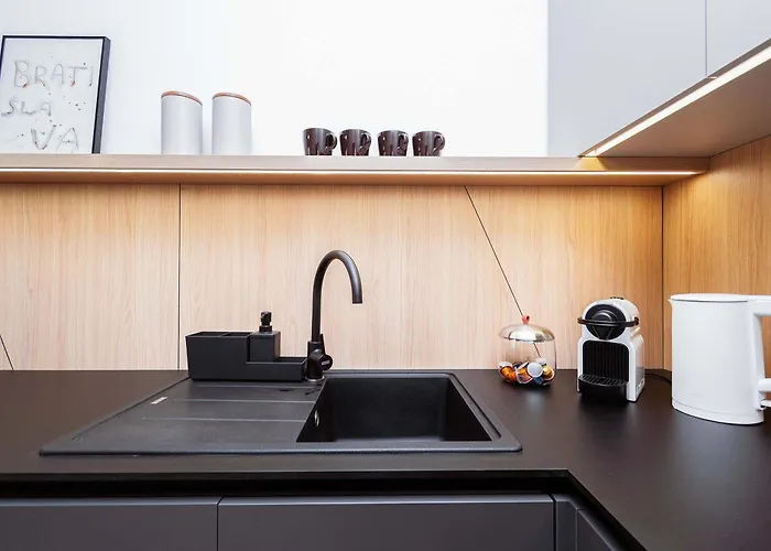 Skyline River & Eurovea Tower 아파트 *